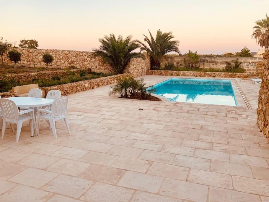 Farmhouse Villa With Large Pool And Garden In Gozo Għarb Esterno foto