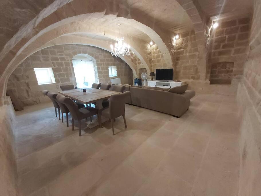 Farmhouse Villa With Large Pool And Garden In Gozo Għarb Esterno foto
