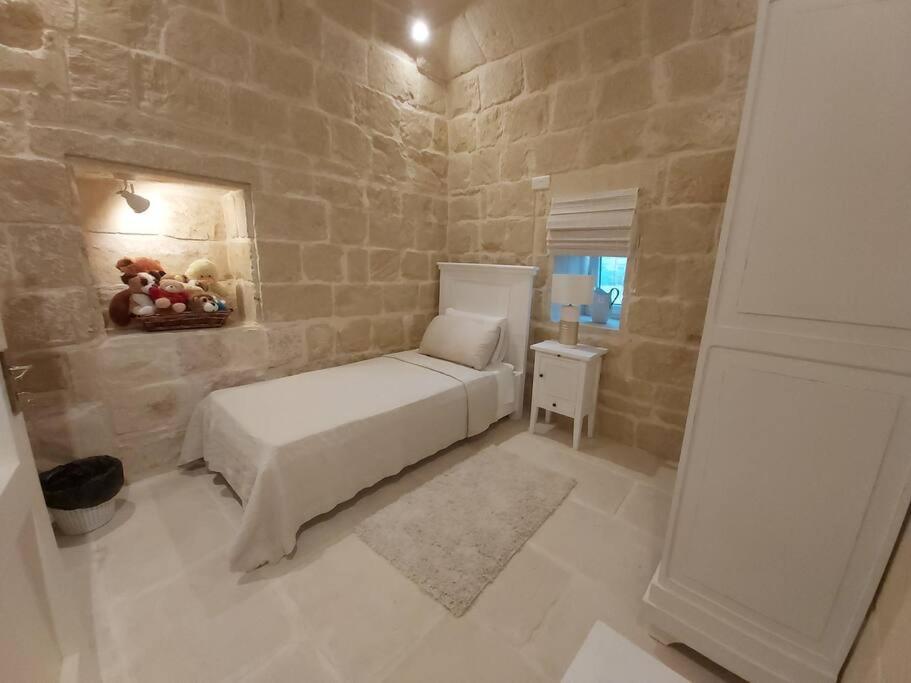 Farmhouse Villa With Large Pool And Garden In Gozo Għarb Esterno foto