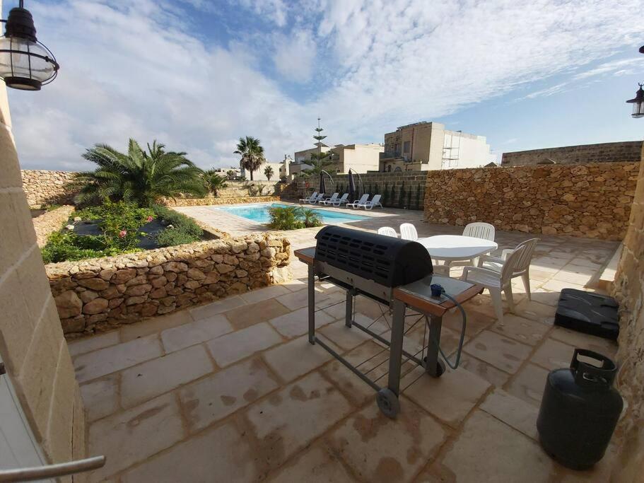 Farmhouse Villa With Large Pool And Garden In Gozo Għarb Esterno foto