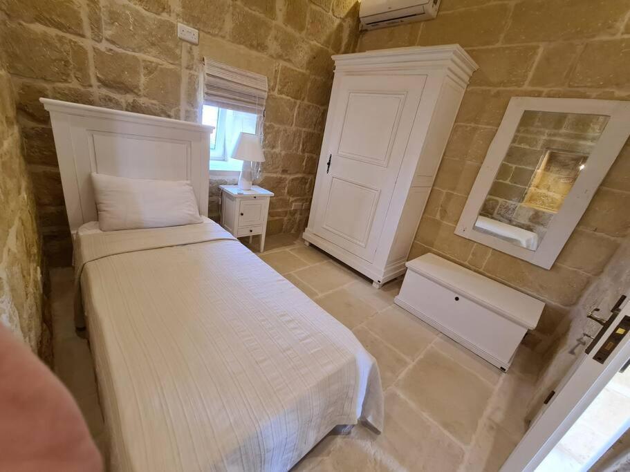 Farmhouse Villa With Large Pool And Garden In Gozo Għarb Esterno foto
