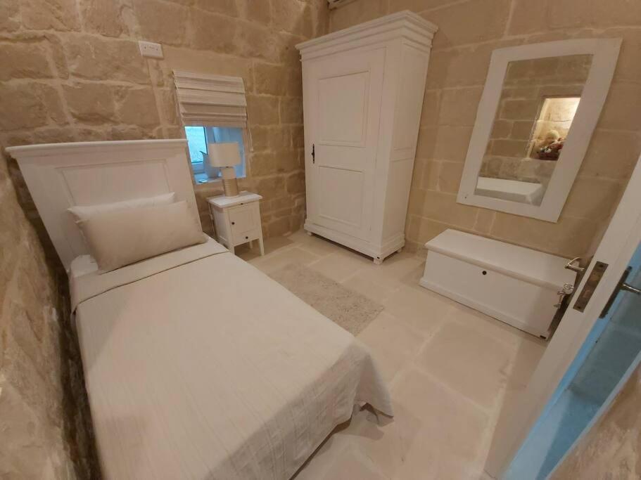 Farmhouse Villa With Large Pool And Garden In Gozo Għarb Esterno foto