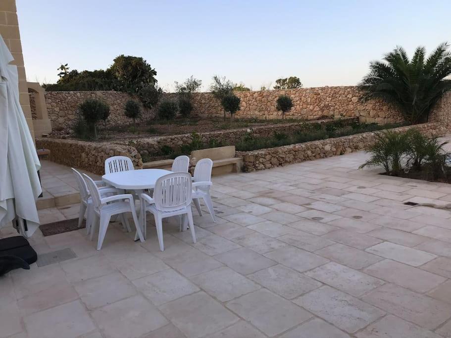 Farmhouse Villa With Large Pool And Garden In Gozo Għarb Esterno foto
